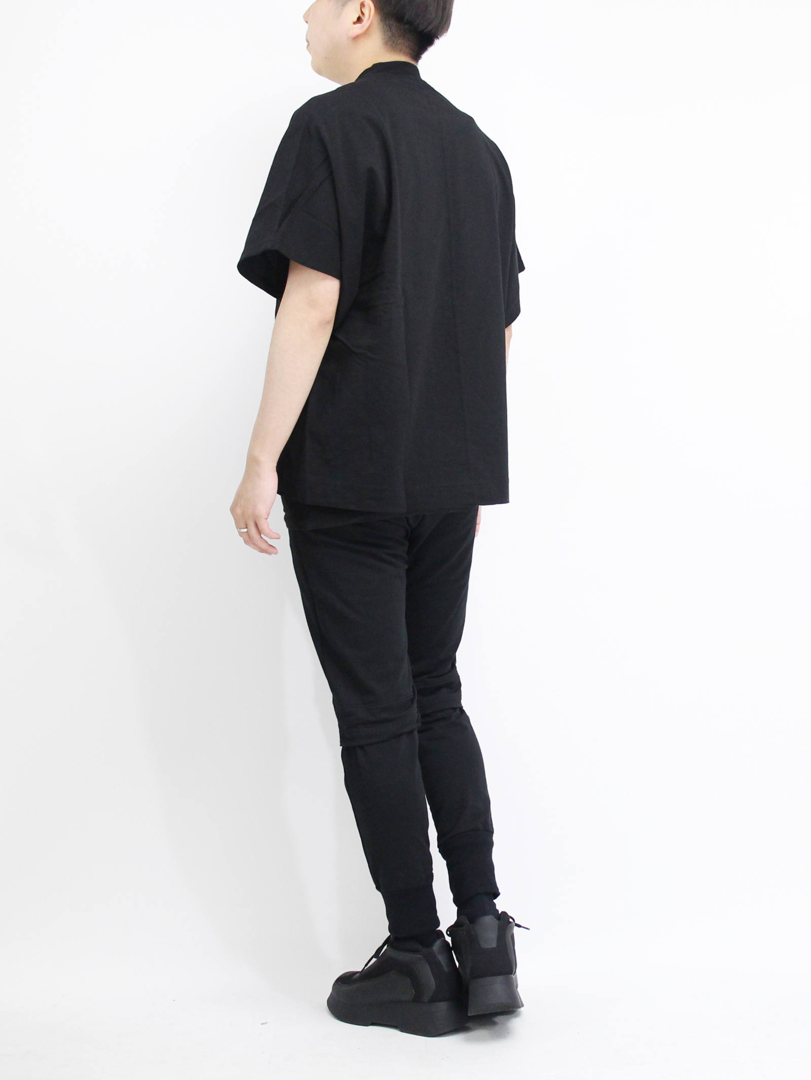 【関税込み】JULIUS ブラック プリントTシャツ Tg8Fo6TK.jpg
