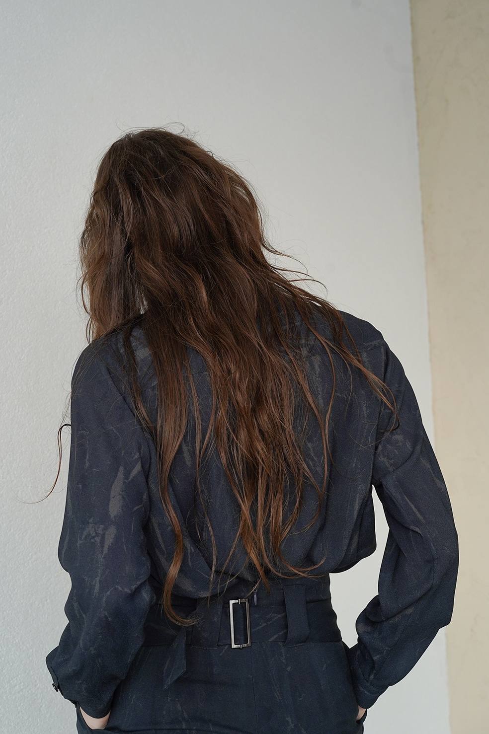 美品 クラネ TINT EBRU SHIRT マーブル チュニック ロングシャツ CLANE - プリントロングシャツ - TINT EBRU SHIRT - NAVY