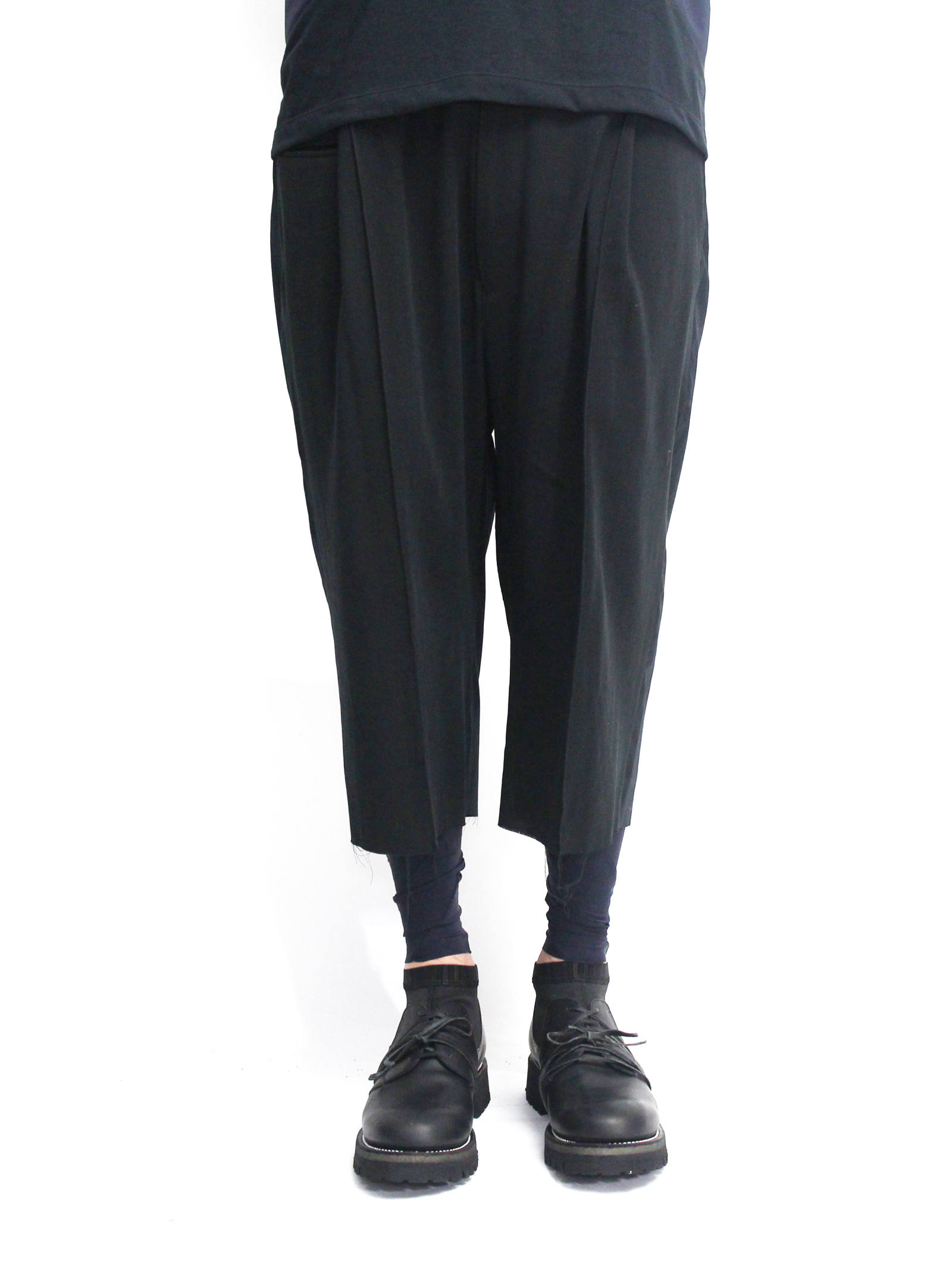 The viridi-anne 強撚二重織り七分丈パンツ